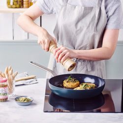 Evolution 松綠色陶瓷易潔煎鍋連保護墊 28cm